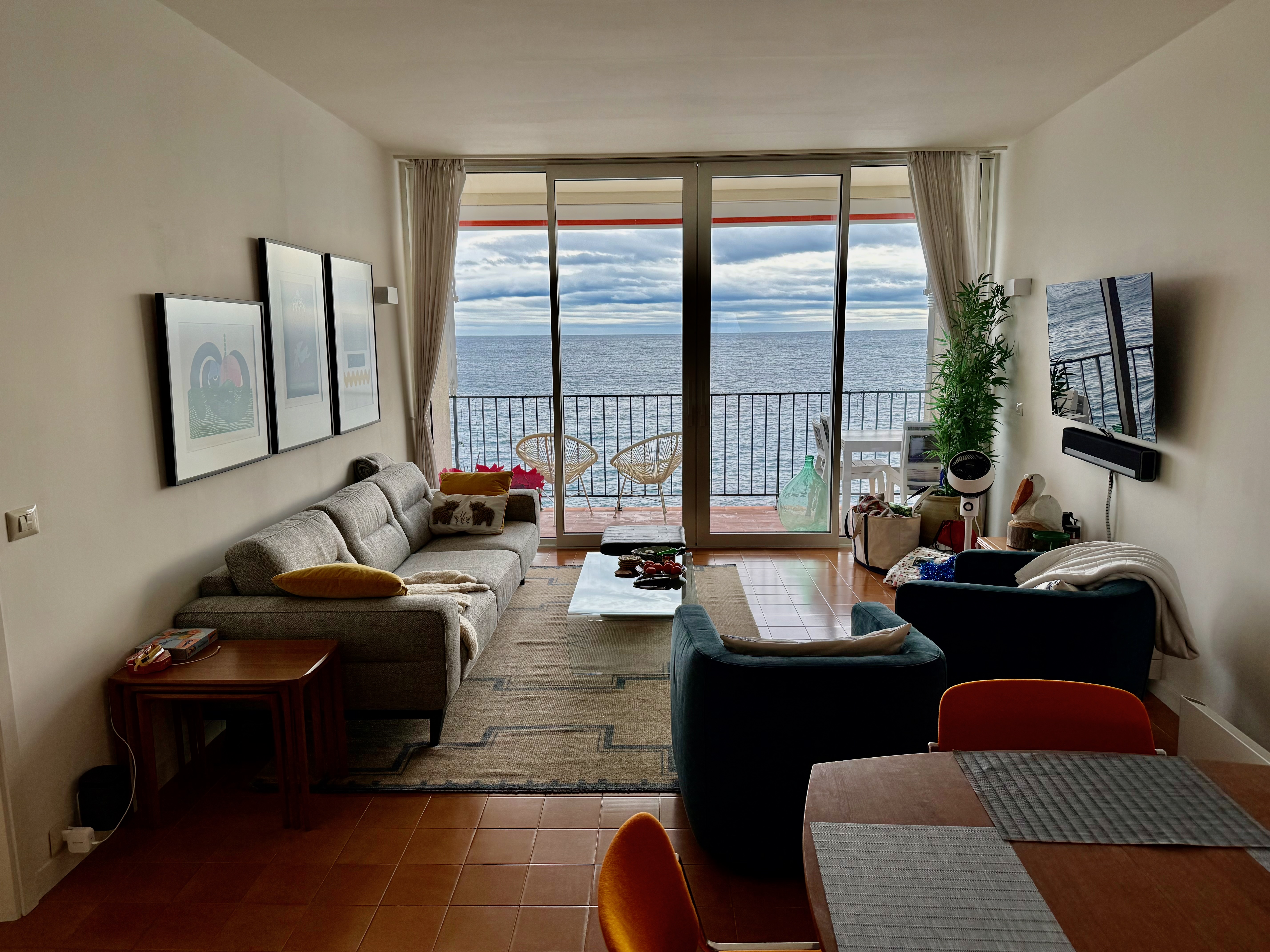 Living room with direct sea view